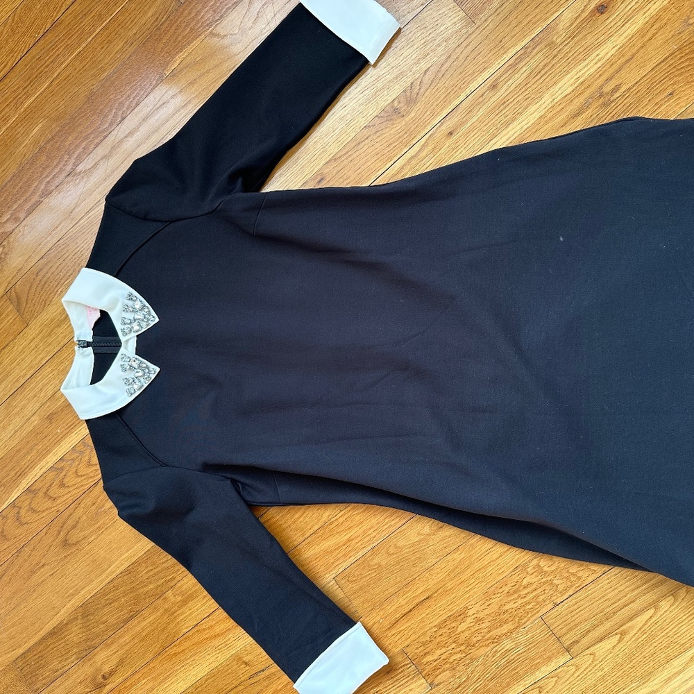 Perfect little black dress with detail in the collar